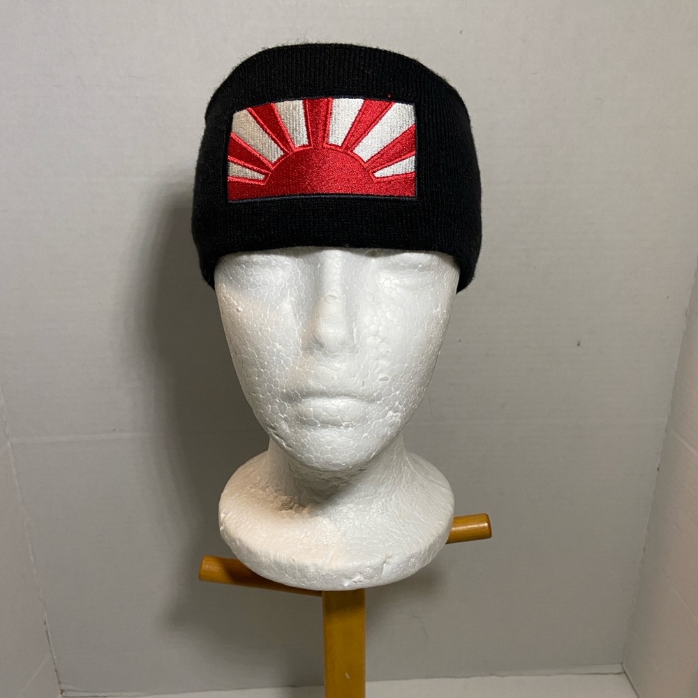 Vintage Knit Headband with Red and White Sunburst Design